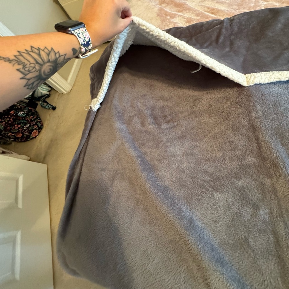 Rough 40x60. Grey fleece blanket that has pockets for feet